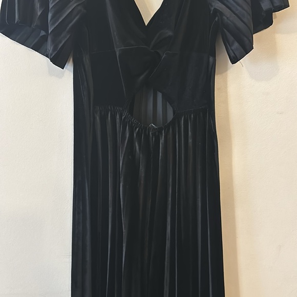 ASOS DESIGN twist back pleated empire waist velvet maxi dress in Black - Picture 14 of 14